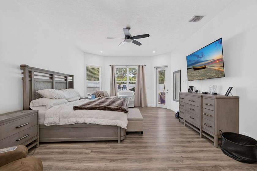 Come see this spectacularly upgraded pool home, the nicest ever - photo 47