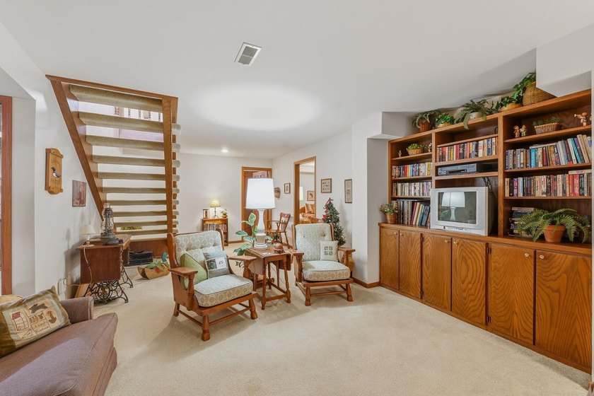 Opportunity to own a 5 bedroom/2 bath home on beautiful Green - photo 34