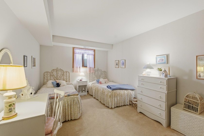 Opportunity to own a 5 bedroom/2 bath home on beautiful Green - photo 40