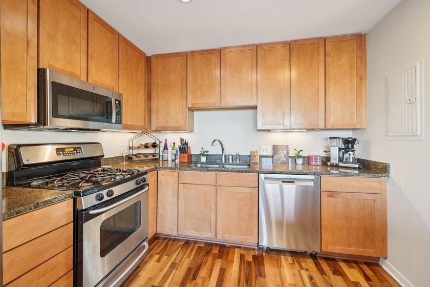 This Skyscape single-level end-unit condo offers the privacy and - photo 9
