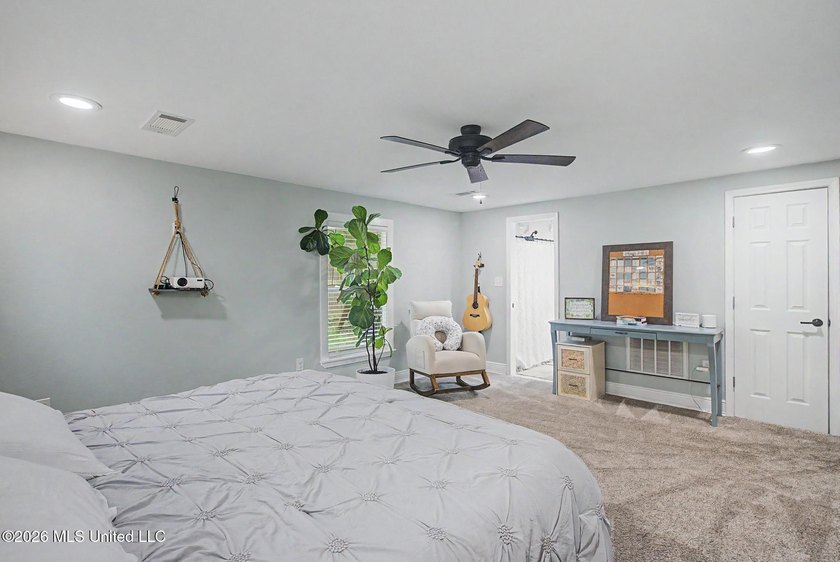 Conveniently located close to the beach, shopping, dining, and - photo 15