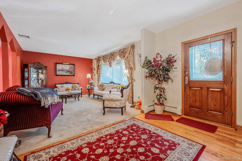 Welcome to this sprawling 1971-built, 4-bedroom, 2.5-bathroom - photo 3