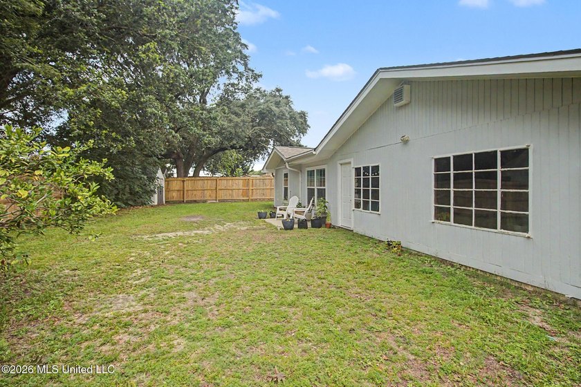Conveniently located close to the beach, shopping, dining, and - photo 25
