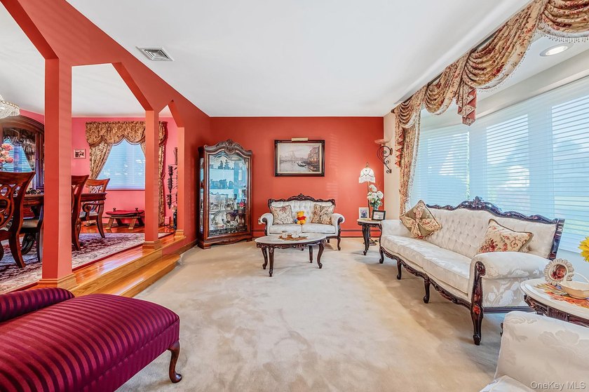 Welcome to this sprawling 1971-built, 4-bedroom, 2.5-bathroom - photo 6