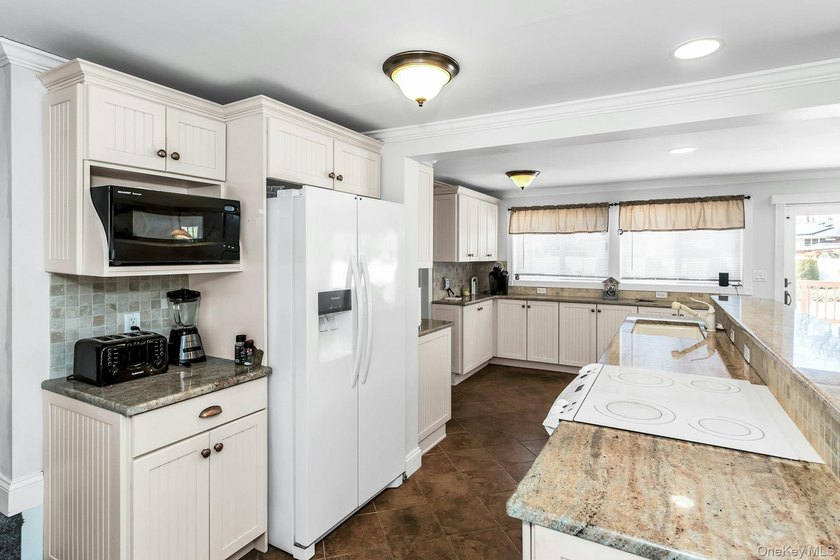 Welcome home to this beautiful Colonial in the highly - photo 13