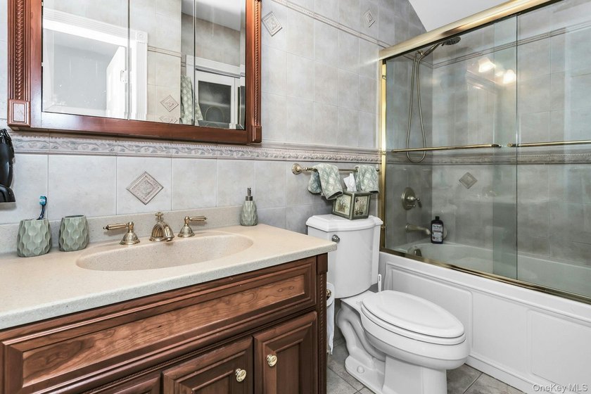 Welcome home to this beautiful Colonial in the highly - photo 22
