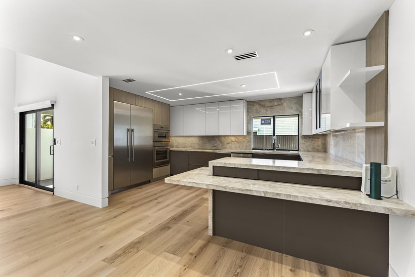 Coastal luxury meets modern perfection in this absolutely - photo 4