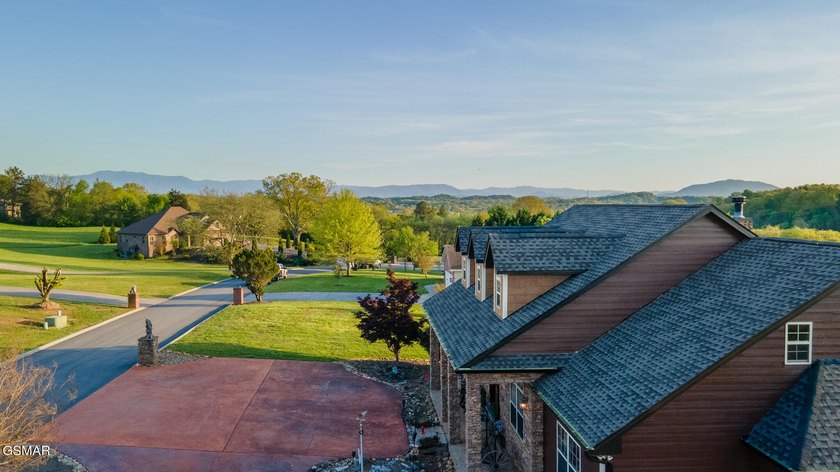 Welcome to this truly one-of-a-kind mountain retreat offering - photo 3