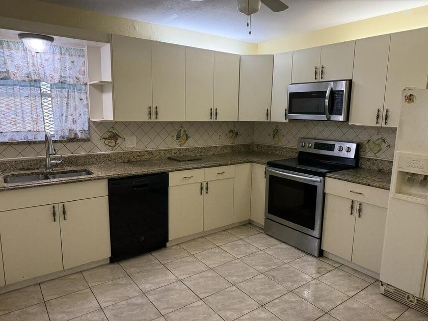 Charming 3-bedroom, 2-bathroom home located in Fort Lauderdale - photo 2
