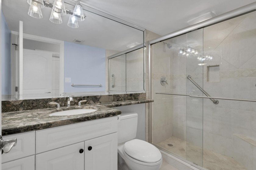 Wow what a show stopper this stunning unit is on the 21st floor - photo 13