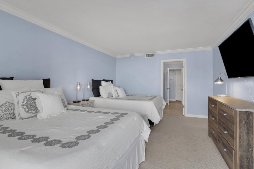Wow what a show stopper this stunning unit is on the 21st floor - photo 15