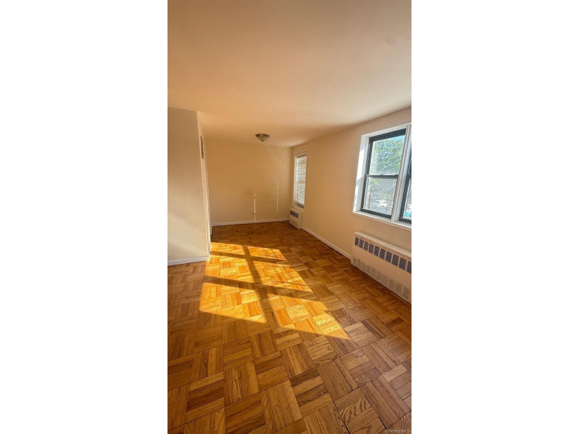 RARE FIND * UPDATED SUN DRENCHED L SHAPED STUDIO FEATURING * - photo 8
