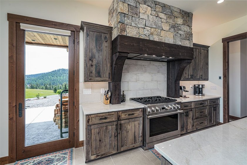 Built to perfection in 2024, this rare 6,000+ sq/ft mountain - photo 20