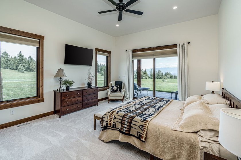 Built to perfection in 2024, this rare 6,000+ sq/ft mountain - photo 21