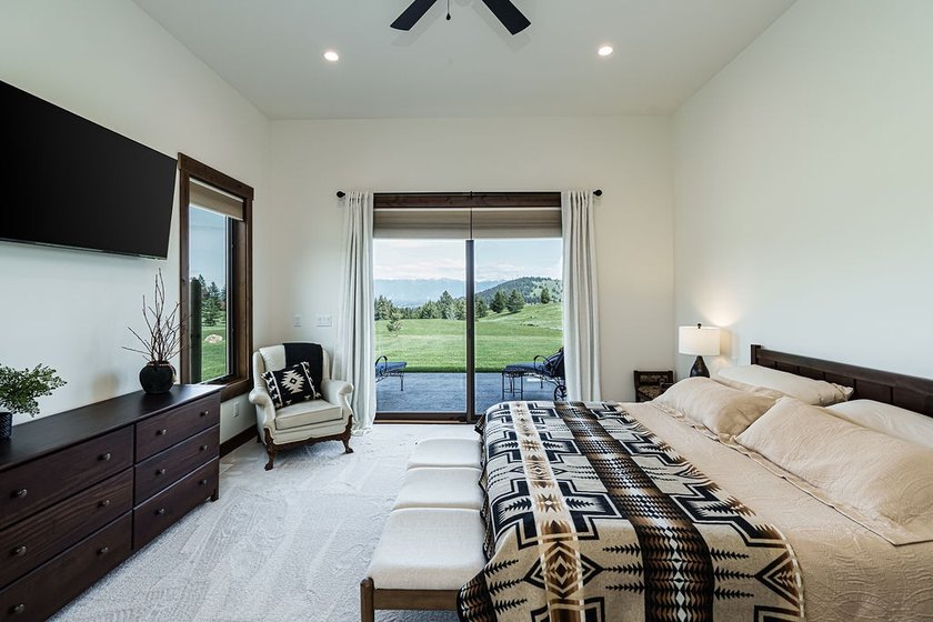 Built to perfection in 2024, this rare 6,000+ sq/ft mountain - photo 22