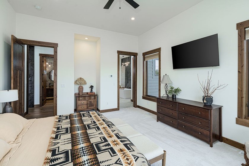 Built to perfection in 2024, this rare 6,000+ sq/ft mountain - photo 23