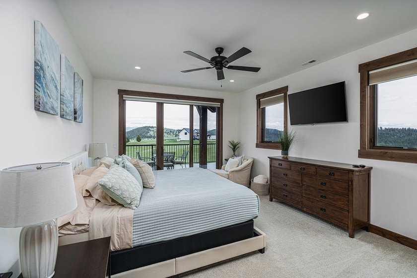 Built to perfection in 2024, this rare 6,000+ sq/ft mountain - photo 46