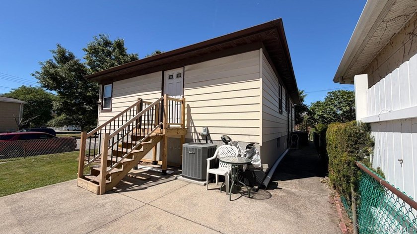 Prime Bayside corner property! Detached 3-bedroom ranch on a - photo 4