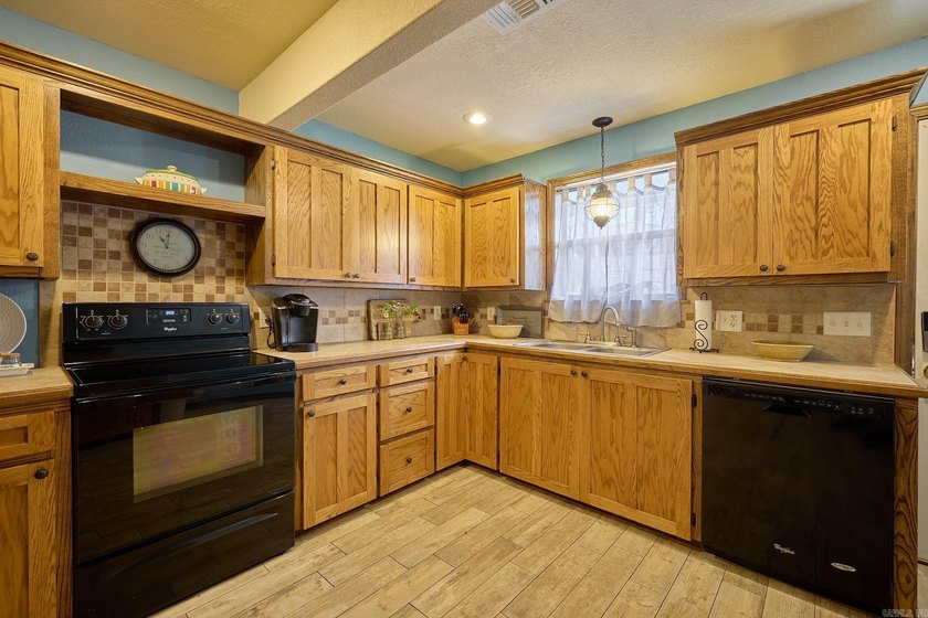INVESTMENT PROPERTY? 3 RENTABLE UNITS! on Lake Hamilton! Welcome - photo 8