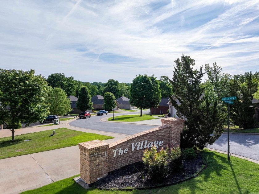 Beautiful 3 bed, 2 bath brick home on the golf course in The - photo 28
