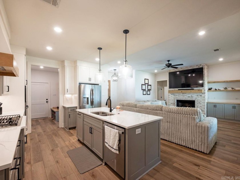 Come see this beautiful home in the prestigious Hurricane Lake - photo 6