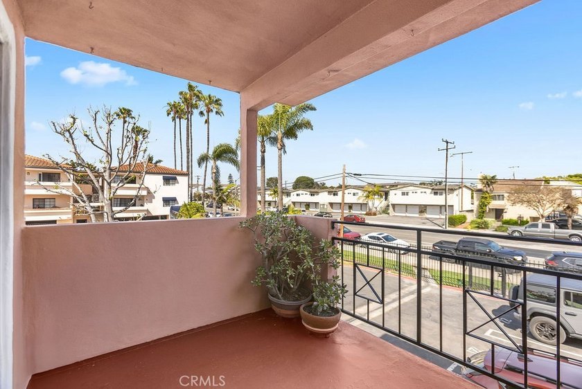 Rare offering! This beautifully maintained single-story 3 - photo 15