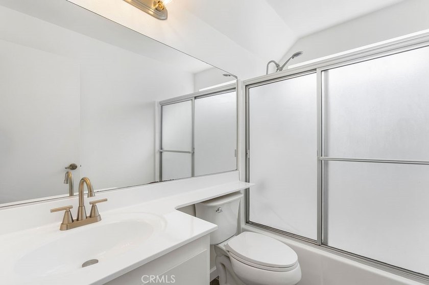 Rare offering! This beautifully maintained single-story 3 - photo 18