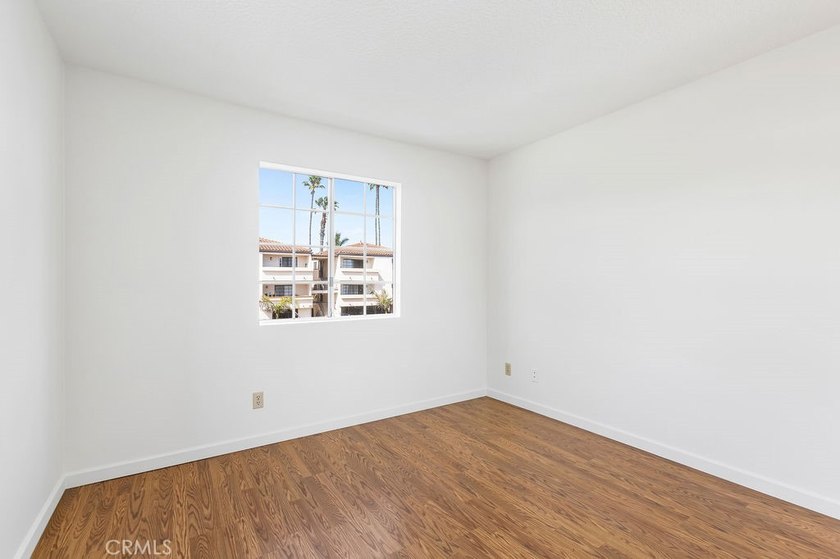 Rare offering! This beautifully maintained single-story 3 - photo 21