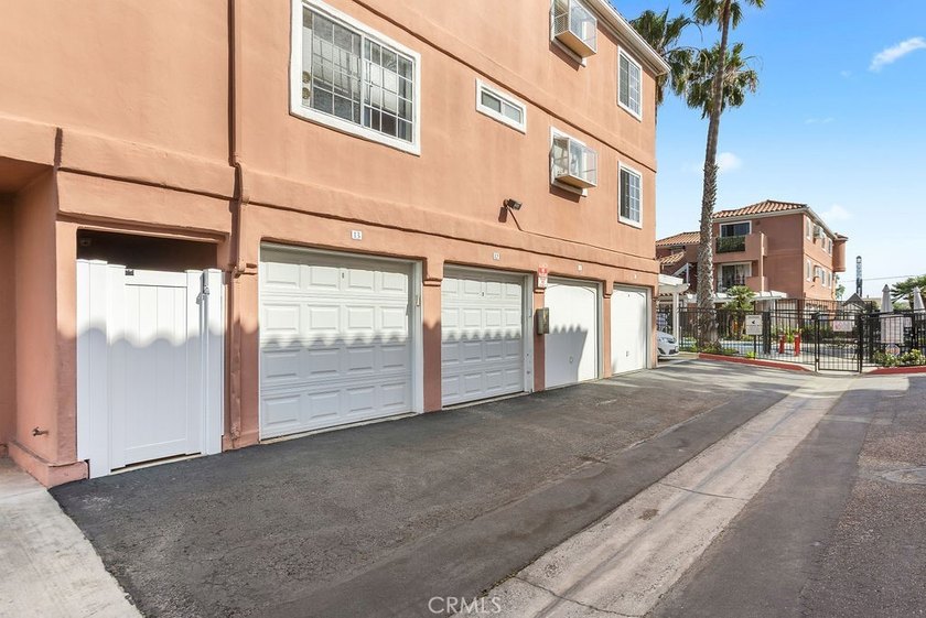 Rare offering! This beautifully maintained single-story 3 - photo 28