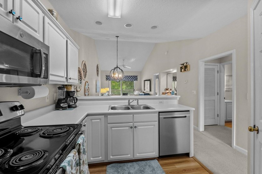 Welcome to your perfect coastal retreat! This beautifully - photo 25