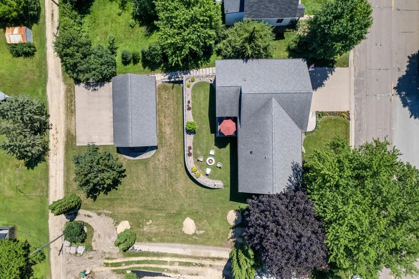 Meticulous and beautifully cared for! 329 2nd street is set and - photo 36