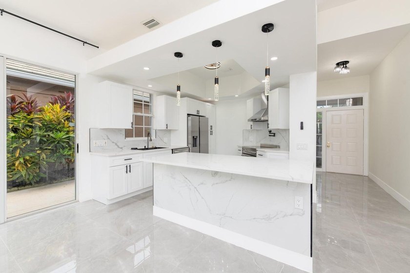 Welcome to this fully renovated 3-bedroom, 2.5-bathroom home - photo 7