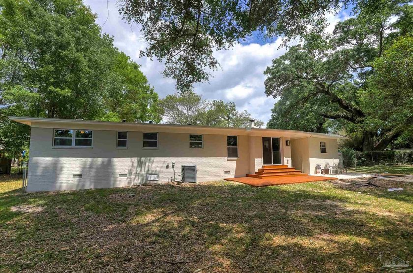 Welcome home to this beautifully renovated 3-bedroom, 2-bath gem - photo 31
