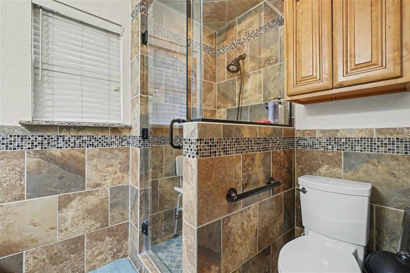 Spacious house, setting on a corner lot with very fast access to - photo 23