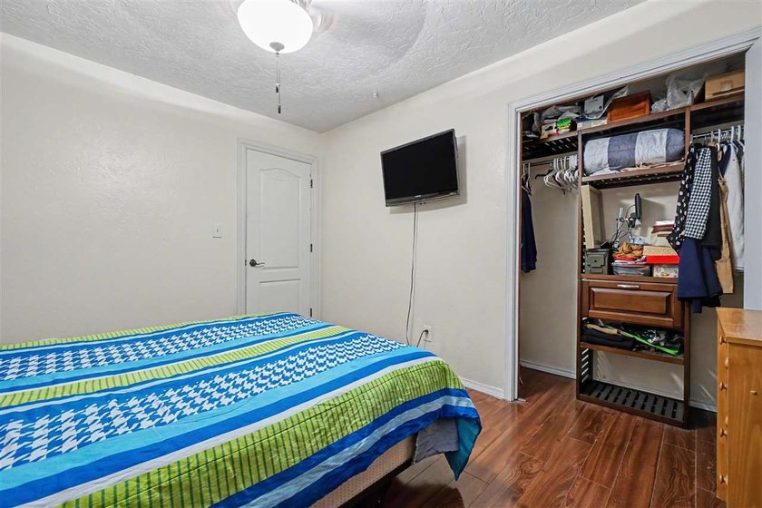 Spacious house, setting on a corner lot with very fast access to - photo 27