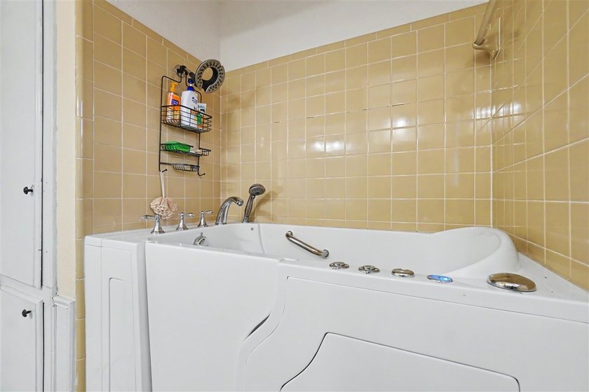 Spacious house, setting on a corner lot with very fast access to - photo 29