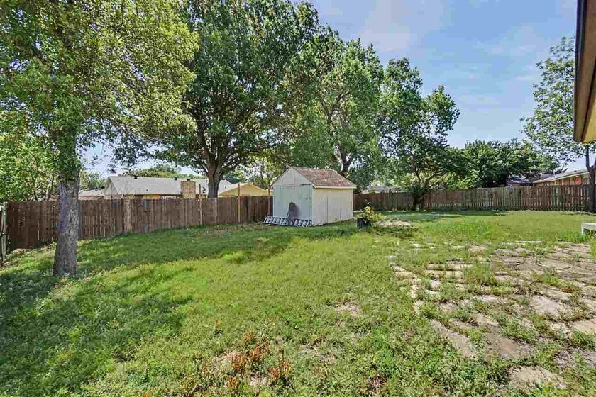 Spacious house, setting on a corner lot with very fast access to - photo 37