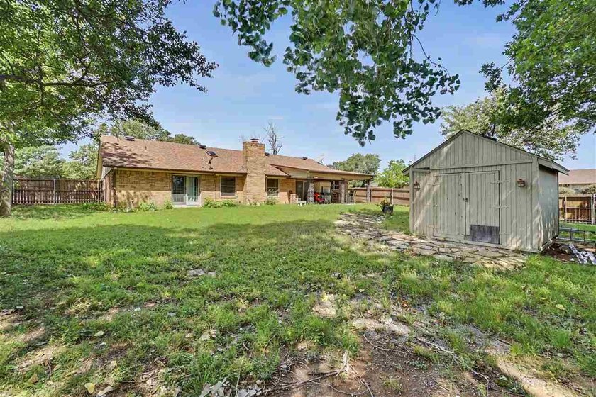 Spacious house, setting on a corner lot with very fast access to - photo 38