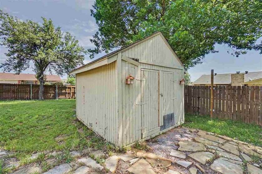 Spacious house, setting on a corner lot with very fast access to - photo 40