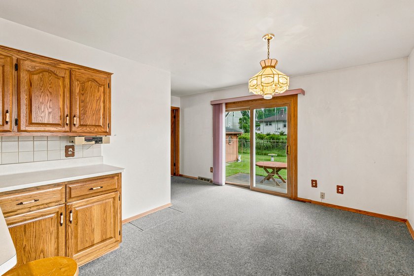 Welcome home to this well-maintained split 4-bedroom - photo 11
