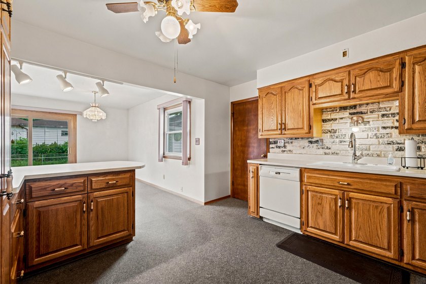 Welcome home to this well-maintained split 4-bedroom - photo 12