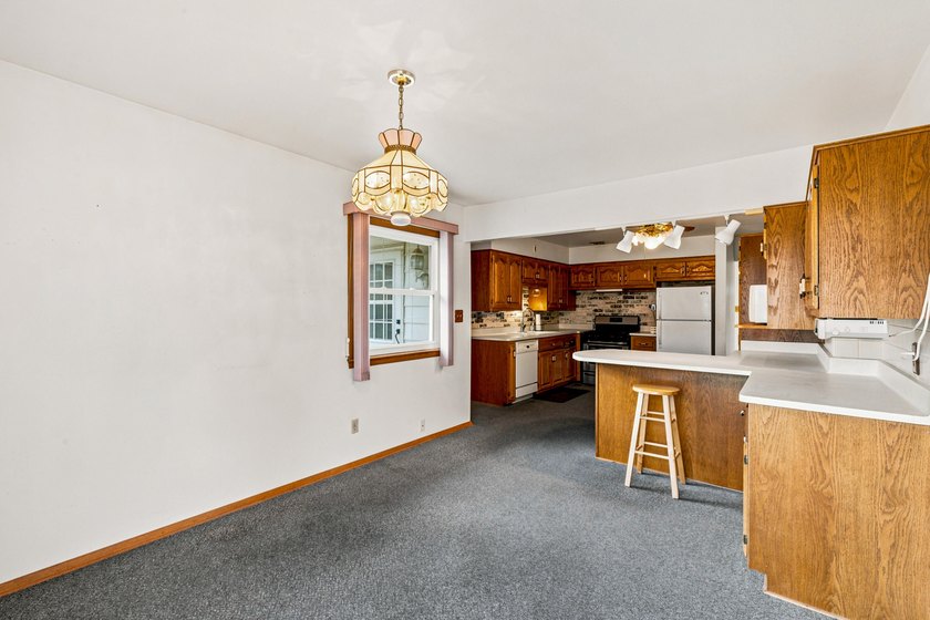 Welcome home to this well-maintained split 4-bedroom - photo 13