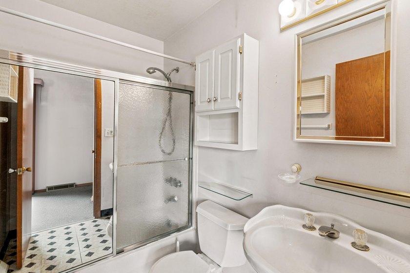 Welcome home to this well-maintained split 4-bedroom - photo 14