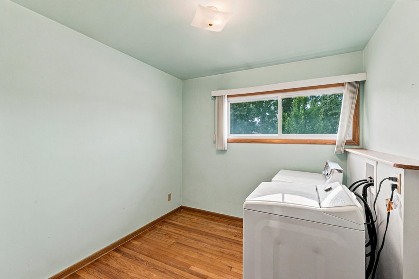 Welcome home to this well-maintained split 4-bedroom - photo 18