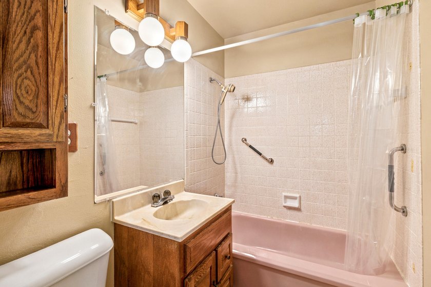 Welcome home to this well-maintained split 4-bedroom - photo 19