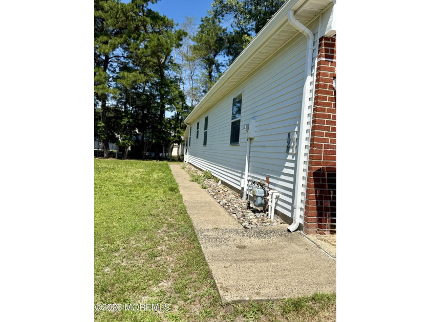 Freshly painted extremely clean lakeview model. 2 bedrooms 2 - photo 24