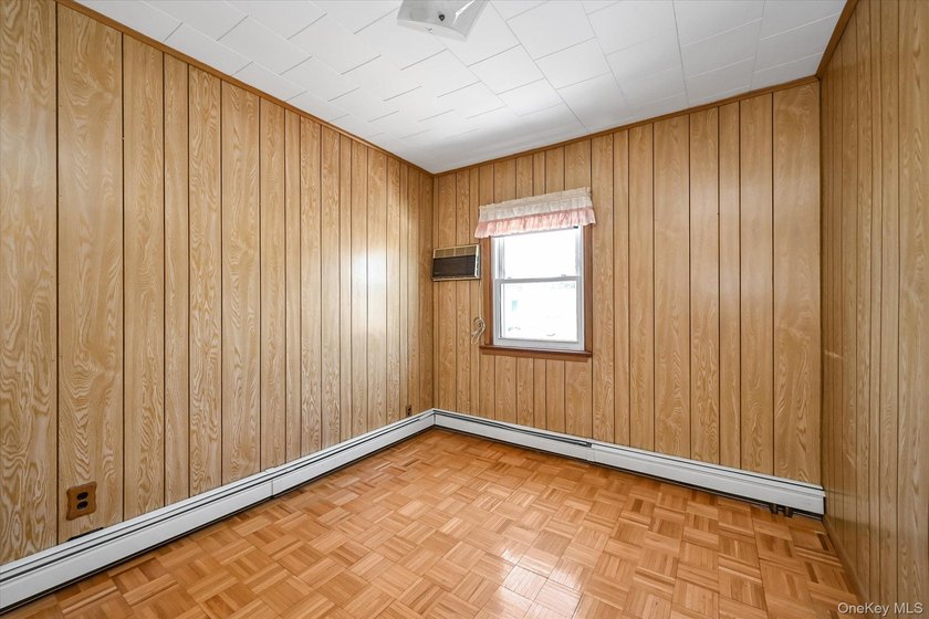 A charming semi-detached 3-bedroom Colonial in Bayside sits on a - photo 8