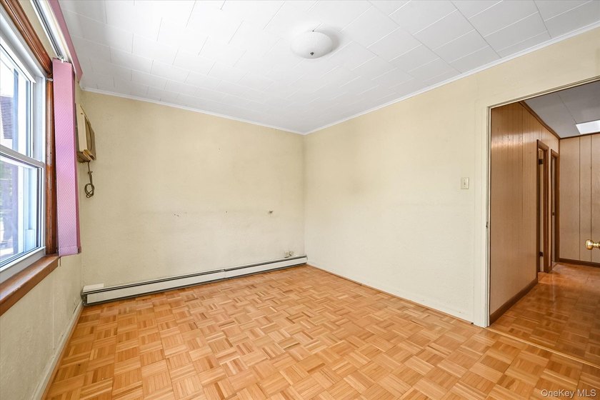 A charming semi-detached 3-bedroom Colonial in Bayside sits on a - photo 9