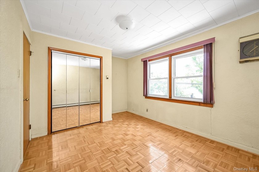 A charming semi-detached 3-bedroom Colonial in Bayside sits on a - photo 10