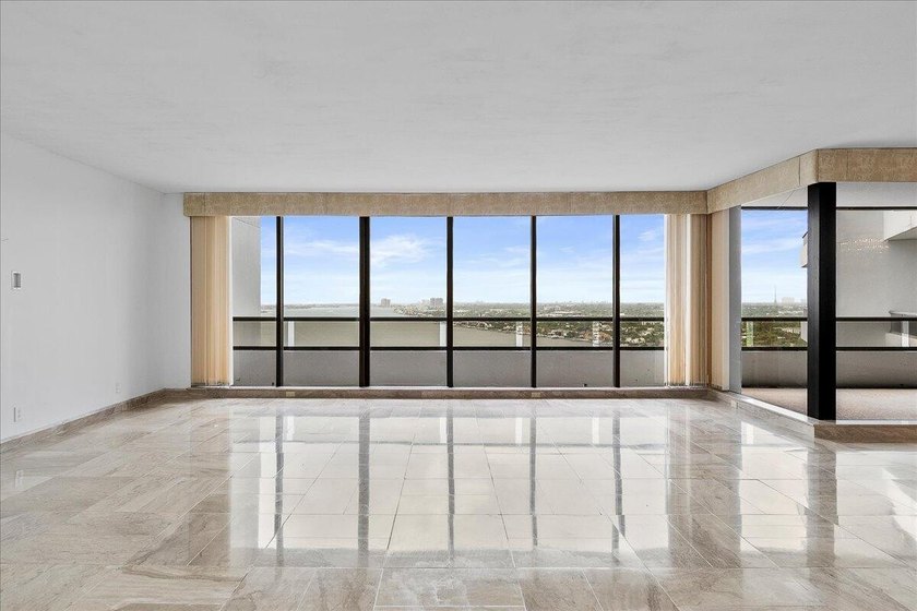 INTRODUCING 1955 - LAKE POINT TOWER.... RARELY OFFERED 55 STACK - photo 3